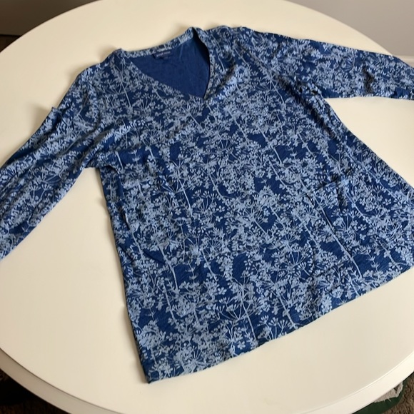 Pure Jill Indigo V-Neck Blue top with flower print and front pocket- Large - Picture 6 of 12